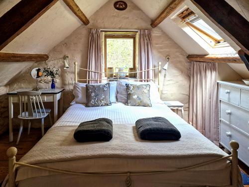 Gorgeous Kingsize bed under the eaves
